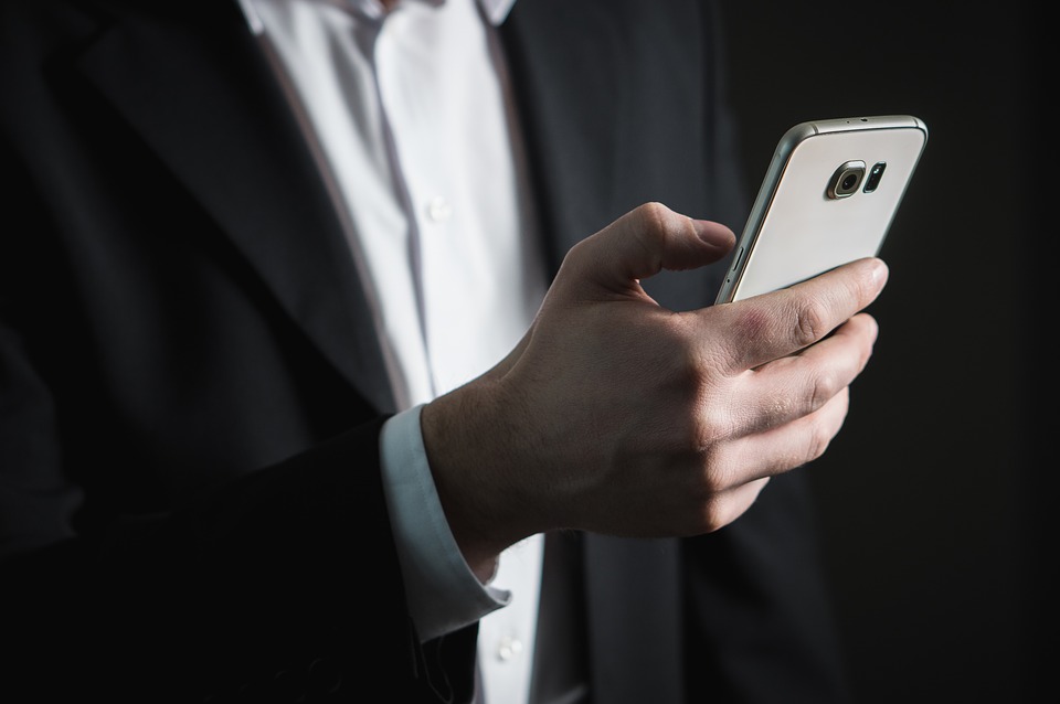 email business smartphone screen - Forex trading tips - 15 Things You Need To Know Before Trading